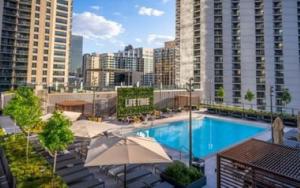 a large swimming pool with umbrellas in a city at Stay One Chicago in Chicago