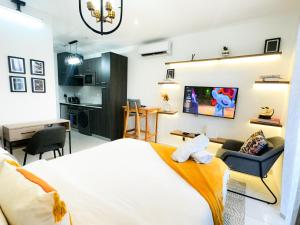 阿克拉Loxwood house by serenity homes的一间带床的卧室和一间客厅