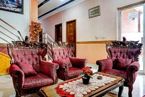 a living room with two chairs and a coffee table at OYO 90268 Aliyah Syariah in Jakarta