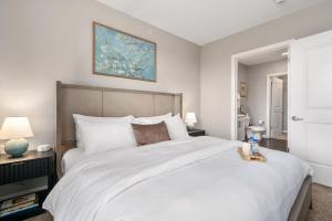 Ένα ή περισσότερα κρεβάτια σε δωμάτιο στο Spotless Monthly Penthouse Downtown Parking +30 φωτογραφίες