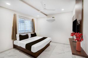 Super Collection O Omkar Nagar Nagpur客房内的一张或多张床位