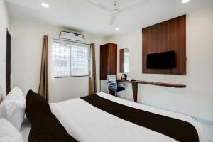 Super Collection O Omkar Nagar Nagpur客房内的一张或多张床位