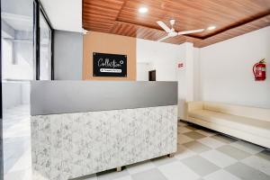 DhantoliSuper Collection O Omkar Nagar Nagpur的设有接待台的餐厅大厅