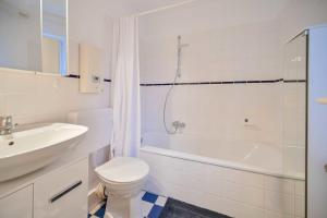 Koupelna v ubytování FeWo Lahrtz