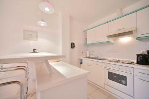 Kuchyň nebo kuchyňský kout v ubytování FeWo Lahrtz