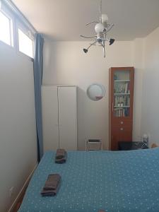 ein Schlafzimmer mit einem Bett mit zwei Handtüchern darauf in der Unterkunft Le Bon Repos - Séjours professionnels et vacances en famille aux portes de Paris in Garches