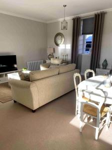 un soggiorno con un divano e un tavolo di 2 bedroom Townhouse within Grade C listed Ladysbridge House a Ladysbridge Station Altre 25 foto