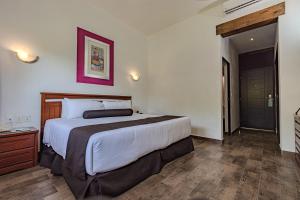 a bedroom with a large bed in a hotel room at Radisson Hotel Cuernavaca in Chiconcuac