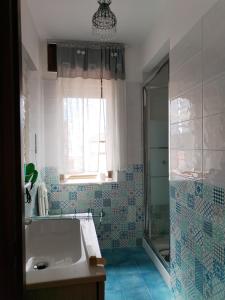 Et badeværelse på Casa vacanze Camera con vista + 80 billeder