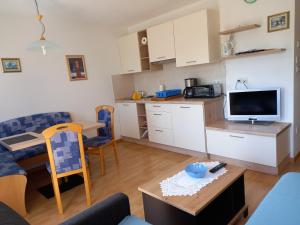 una pequeña sala de estar con cocina y sala de estar. en Waldoase, en Scena