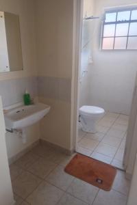 un baño con inodoro y lavabo en Furnished 2 bedroom in Thika, en Thika