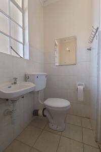 Un baño blanco con inodoro y lavabo. en Furnished 2 bedroom in Thika, en Thika