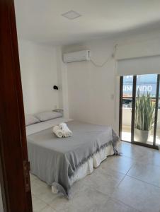 Un dormitorio con una cama con dos toallas encima. en Departamentos M&A 2, en Puerto Rico 2 fotos más