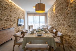 a dining room with a table and chairs at OSTALEA Casa Rural in Villanueva de Alcolea