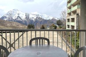 a table on a balcony with a view of mountains at Résidence Balcons Du Soleil 1 - T2/4pers BALCONS DU SOLEIL 12-Peyresourde MAE-9954 in Germ