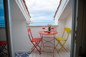 un piccolo balcone con tavolo e 2 sedie di Luxury Seaview Villa with Jacuzzi, Sauna & Gym in Amalfi Coast - Villa Dorotea a Minori Altre 37 foto