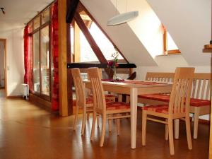 uma sala de jantar com mesa e cadeiras em Ferienwohnung Am Jakobsweg em Frielendorf