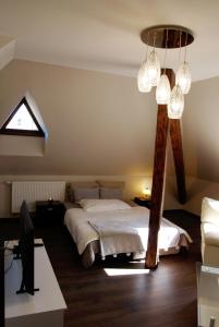 Un dormitorio con una cama y un escritorio con una computadora. en Apartmánové byty so saunou a vírivkou, en Predajná