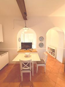Una cocina con una mesa y sillas en una habitación. en Alle Albere - Verona - Bussolengo, en Bussolengo