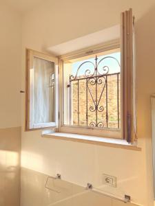 ventana en el baño con bañera en Alle Albere - Verona - Bussolengo, en Bussolengo