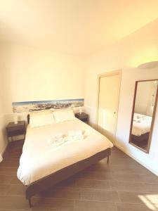 Un dormitorio con una cama con dos toallas encima. en Alle Albere - Verona - Bussolengo, en Bussolengo