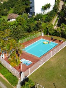 an overhead view of a swimming pool at Hotel Campestre Alto lindo en Guatapé in Guatapé