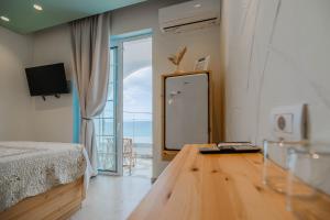 TV a/nebo společenská místnost v ubytování Delfini Pearl Stegna Beach