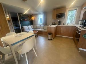 Résidence Camping Les Dunes的厨房或小厨房