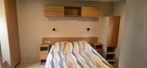 Postel nebo postele na pokoji v ubytování Résidence Camping Les Dunes