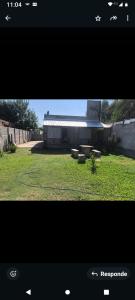 ein Screenshot eines Bildes eines Hofes mit einem Gebäude in der Unterkunft Casla in San José