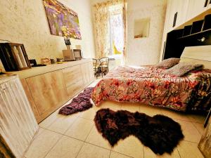 a bedroom with a bed and two carpets on the floor at shabby chic in Albavilla
