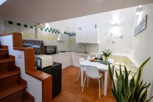 Cucina o angolo cottura di Luxury Seaview Villa with Jacuzzi, Sauna & Gym in Amalfi Coast - Villa Dorotea