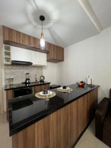 a kitchen with a counter with two plates on it at Tu Escapada Chic, a pasos del segundo anillo in Santa Cruz de la Sierra