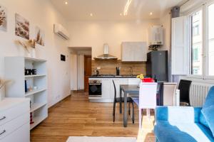 a kitchen and dining room with a table and chairs at Da Vinci B&B in Florence