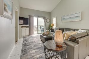 ein Wohnzimmer mit einer Couch und einem Tisch in der Unterkunft Walk to Beach Sunny Seaside Condo with View! in Myrtle Beach