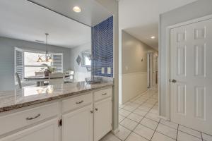 eine Küche mit Theke und ein Esszimmer in der Unterkunft Walk to Beach Sunny Seaside Condo with View! in Myrtle Beach