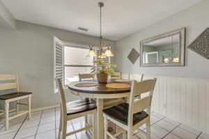 Galeriebild der Unterkunft Walk to Beach Sunny Seaside Condo with View! in Myrtle Beach