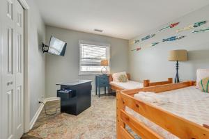 ein Schlafzimmer mit einem Bett und einem Schreibtisch in der Unterkunft Walk to Beach Sunny Seaside Condo with View! in Myrtle Beach + 19 Fotos