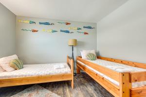Ein Bett oder Betten in einem Zimmer der Unterkunft Walk to Beach Sunny Seaside Condo with View!