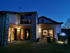a house at night with the lights on at Les Ricochets in Coutenson