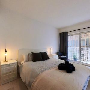 直布罗陀NEW Central Escape with Pool Access for Family of 4的一间带大床和窗户的卧室
