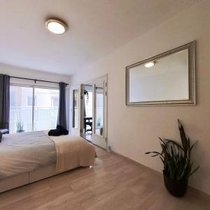 NEW Central Escape with Pool Access for Family of 4客房内的一张或多张床位