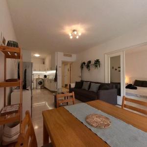NEW Central Escape with Pool Access for Family of 4的休息区
