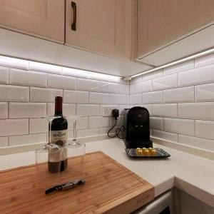 NEW Central Escape with Pool Access for Family of 4的厨房或小厨房
