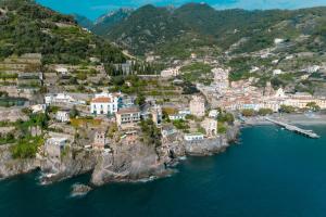 una vista aerea di una città su una costa rocciosa di Luxury Seaview Villa with Jacuzzi, Sauna & Gym in Amalfi Coast - Villa Dorotea a Minori