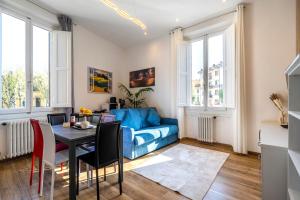 a living room with a blue couch and a table at Da Vinci B&B in Florence