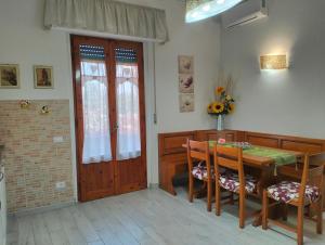 エンポリにあるVilla Iolandaのダイニングルーム(テーブル、椅子、ドア付)