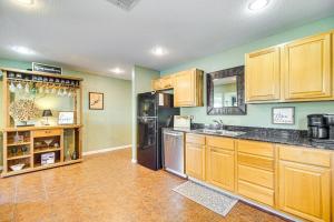 Φωτογραφία από το άλμπουμ του Grove Lake House with Boat Dock and Outdoor Spots! σε Grove