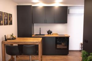 Kuchyň nebo kuchyňský kout v ubytování Euforia - Jacuzzi apartment Ukmergė