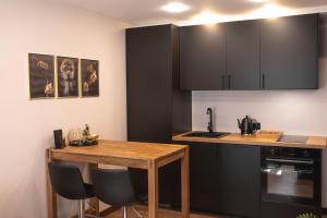 Kuchyň nebo kuchyňský kout v ubytování Euforia - Jacuzzi apartment Ukmergė